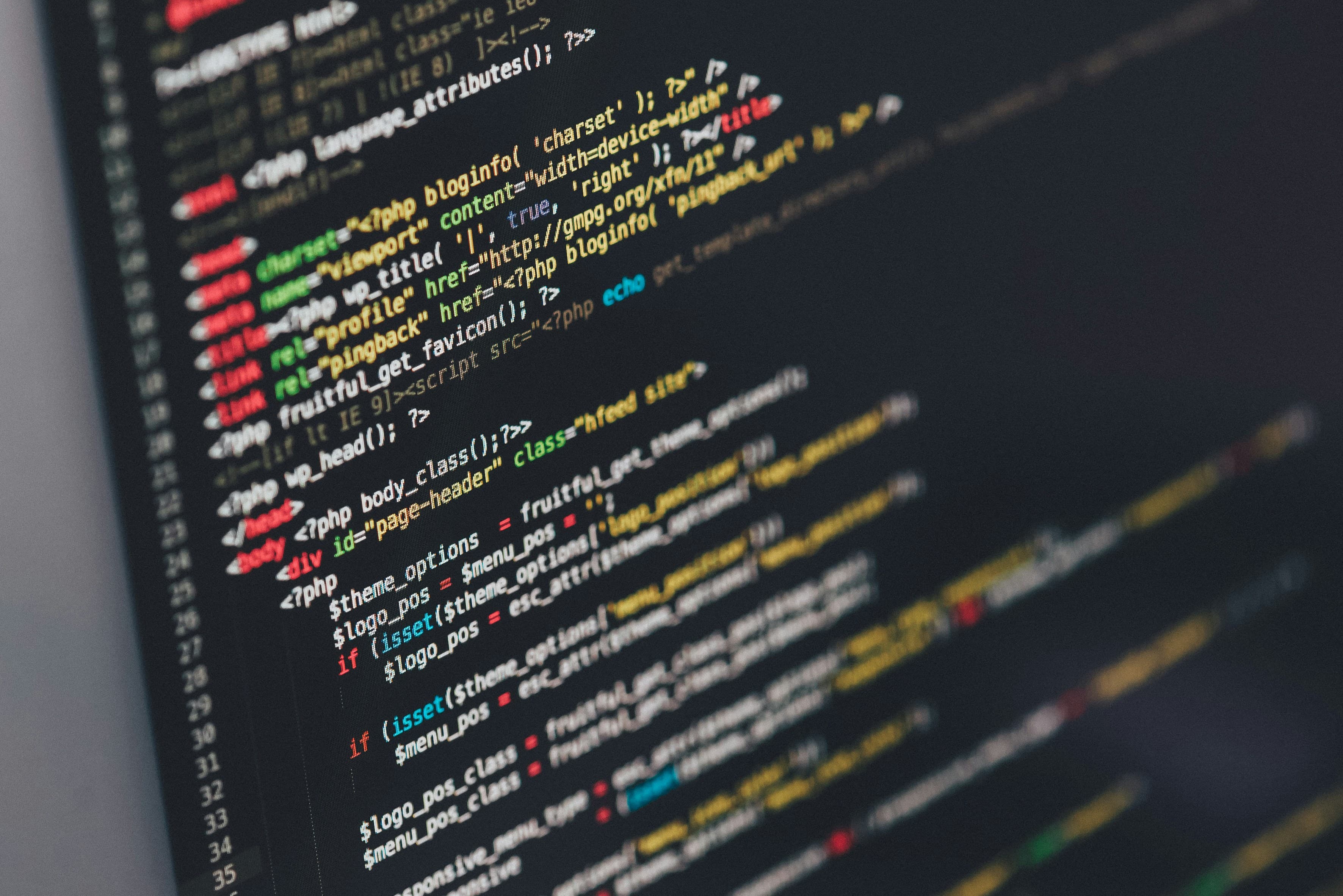 Monitor mostrando código de programación